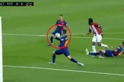 En la jugada pareciera que Lenglet tocaba la pelota con la mano dentro del área, pero todo era parte de un efecto óptico.