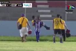 Tyson Núñez cuando cargaba al jugador del Boca y lo sacaba del campo.