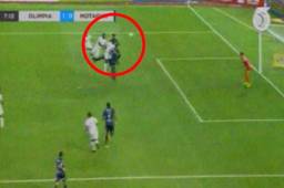 Así saltó Jerry Bengtson para conectar de cabeza y estrellar el balón en el poste.