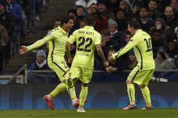 Luis Suárez (C) celebra anotando el primer gol con Dani Alves y Lionel Messi en partido Manchester City y Barcelona. Foto AFP