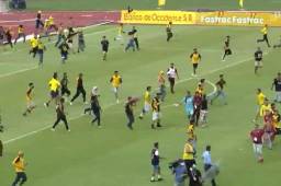 Otra vez la afición del Real España: Invaden la cancha del Olímpico y van a atacar a los hinchas de Motagua en el sector sur