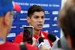 El jugador de Costa Rica Cristian Gamboa atiende a los medios de comunicación en San Petersburgo.