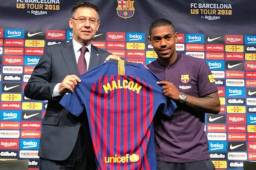 Malcom durante la presentación como nuevo jugador del Barcelona junto al presidente Bartomeu.