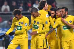 Neymar y Mbappé festejando uno de los tantos del encuentro.