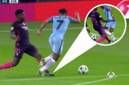 Samuel Umtiti le clavó su botín izquierdo en el pie derecho de Sterling.