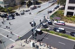 Así fue como la policía de California acordonó las oficina de Youtube en California donde han respondido a los disparos de los tiradores. Foto cortesía