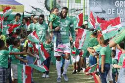 Yustin Arboleda fue el encargado de llevar a Suyapa al centro del campo.