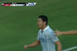 Róger Espinoza celebra su segundo gol con el Sporting Kansas ante Dallas.