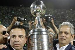 El entrenador Reinaldo Rueda junto a su preparador físico Carlos Velasco, con el trofeo de la Copa Libertadores de América que ganó con Atlético Nacional.