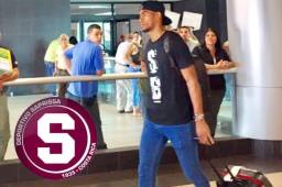 Momentos cuando el delantero hondureño Jerry Bengtson llegaba a Costa Rica este martes para finiquitar su contrato con el Saprissa. Foto cortesía