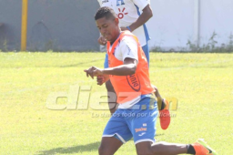 Durante todo el entrenamiento de esta mañana Carlo Coslty se mostró sonriente. FOTO: Delmer Martinez