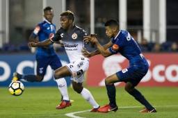 Miller Bolaños y Marcelo Pereira en plena disputa de la redonda.