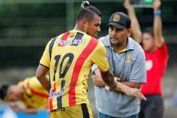Erick Gallegos recibe a Mario Martínez tras sustituirlo en el derbi sampedrano ante Marathón.