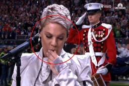 Pink segundos antes de entonar el himno se sacó el chicle y no fue perdonada en redes sociales.