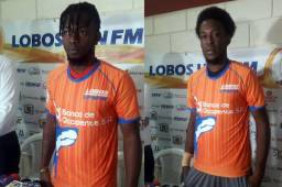 Sony Fernández (izquierda) y Leonardo Benedith posan con la camisa del Juticalpa. Ambos firmaron por un año. Fotos @LobosUpnfm