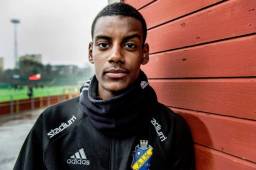 Prensa española asegura que el sueco Alexander Isak visitó la sede del Real Madrid hace dos semanas. Foto AFP