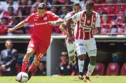Brayan Beckeles jugó los 90 minutos en el empate del Necaxa ante Toluca.