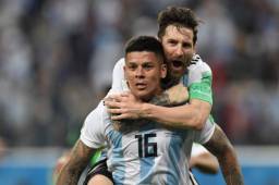 Marcos Rojo y Lionel Messi celebran el segundo gol y el de la clasificación a octavos de final del Mundial de Rusia 2018. FOTOS AFP