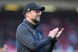 Liverpool's German manager Jurgen Klopp applauds at the end of the English Premier League football match between Liverpool and Wolverhampton Wanderers at Anfield in Liverpool, north west England on May 12, 2019. (Photo by Paul ELLIS / AFP) / RESTRICTED TO EDITORIAL USE. No use with unauthorized audio, video, data, fixture lists, club/league logos or 'live' services. Online in-match use limited to 120 images. An additional 40 images may be used in extra time. No video emulation. Social media in-match use limited to 120 images. An additional 40 images may be used in extra time. No use in betting publications, games or single club/league/player publications. /