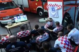 Ningún bombero titubeo al momento que sonó la alarma para cumplir con su deber.