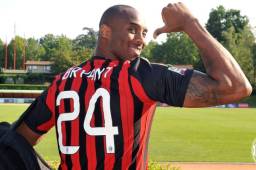 Kobe Bryant era aficionado del AC Milan. Aquí durante una de sus visitas a Italia.