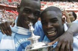 Mario Balotelli junto con Micah Richards cuando ambos fueron compañeros en el Manchester City.