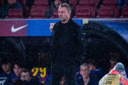 Hansi Flick no salió contente a pesar del pase del Barcelona a octavos.