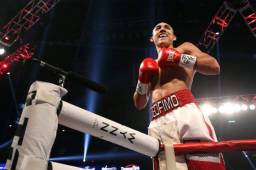 Teófimo López debutó como profesional ganando por nocaut al mexicano Ishwar Siqueiros cuando Manny Pacquiao se enfrentó a Jessie Vargas.