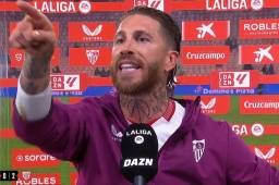 Sergio Ramos, capitán del Sevilla, discute con aficionado.