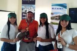 Geoffry Schacher junto a las bellas modelos que acompañaron el torneo de golf.