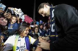 A su arribo a Los Ángeles, Zlatan Ibrahimovic fue recibido por una gran cantidad de aficionados del Galaxy. Foto @LAGalaxy