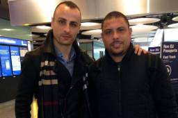 Dimitar Berbatov y su foto para el recuerdo con Ronaldo Nazario, el 'fenómeno'.