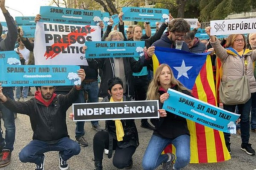 Los manifestantes, ondeando banderas independentistas catalanas, cortaron en medio de una ambiente festivo las calles adyacentes al estadio, bajo la mirada de cientos de policías.