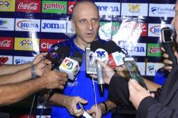 Fabián Coito adelantó que pondrá a Douglas Martínez como titular. Foto Moisés Valenzuela.