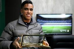 Wendell Lira posando con el Premio Puskas que adquirió hace dos años.