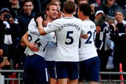 Gareth Bale, izquierda, festeja con sus compañeros tras anotar el cuarto gol del Tottenham durante un partido de la Liga Premier ante el Leicester City, el domingo 23 de mayo de 2021, en el estadio King Power de Leicester, Inglaterra. (Shaun Botterill/Pool vía AP)