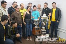 Directivos, familiares llegaron a la redacción de Diez.