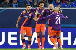 Sergio Agüero celebra su gol con sus compañeros.