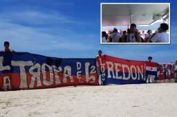 Un buen número de miembros de la barra del Olimpia arribaron hoy a Roatán para apoyarlos en el juego ante Galaxy por Copa Presidente.