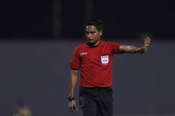 Saíd Martínez no tuvo un buen encuentro en el Estadio Morazán, el silbante se equivocó en acciones de los dos equipos.