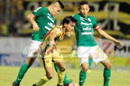 El jugador del Real España, Odis Borjas, disputa la pelota con Kevin Espinoza y Allan Banegas. Foto Yosep Amaya