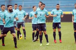 Tim Cahill encabezó el reconocimiento de cancha de Australia en el estadio Olímpico. Foto Delmer Martínez