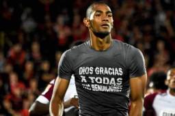 El delantero hondureño se quitó la camisa y mostró este mensaje el domingo luego de anotarle al Alajuelense de penal.