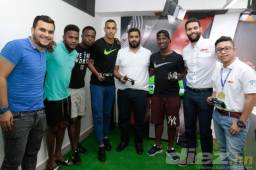 El campeón nacional de FIFA, Veni Kawas, y los españolistas Clinton Arzú, Gerson Chávez, Devron García y Darixon Vuelto promocionando el Rey del Fifón 2018.