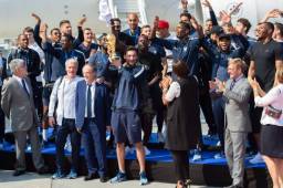 Los jugadores de Francia contentos con la copa en mano a su llegad a Paris.