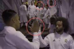 Navas y Marcelo protagonizaron un peculiar saludo ante la mirada de sus compañeros del Real Madrid.