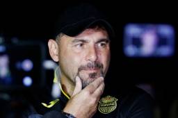 El entrenador del Real España, Martín García, prepara el encuentro ante Olimpia en la cancha de la batalla. Foto Neptalí Romero