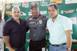 El presidente de Marathón, Orinson Amaya cuando presentó a Carlos Pavón como entrenador del Monstruo junto al gerente, Rolando Peña. Foto Archivo DIEZ