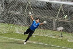 Yuistin Perez no pudo hacer nada ante el golazo de Carlos Discua.