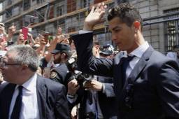 El delantero del Real Madrid, Cristiano Ronaldo, acordó pagar al fisco español más de 16 millones de dólares que defraudó al comercializar sus derechos de imagen.